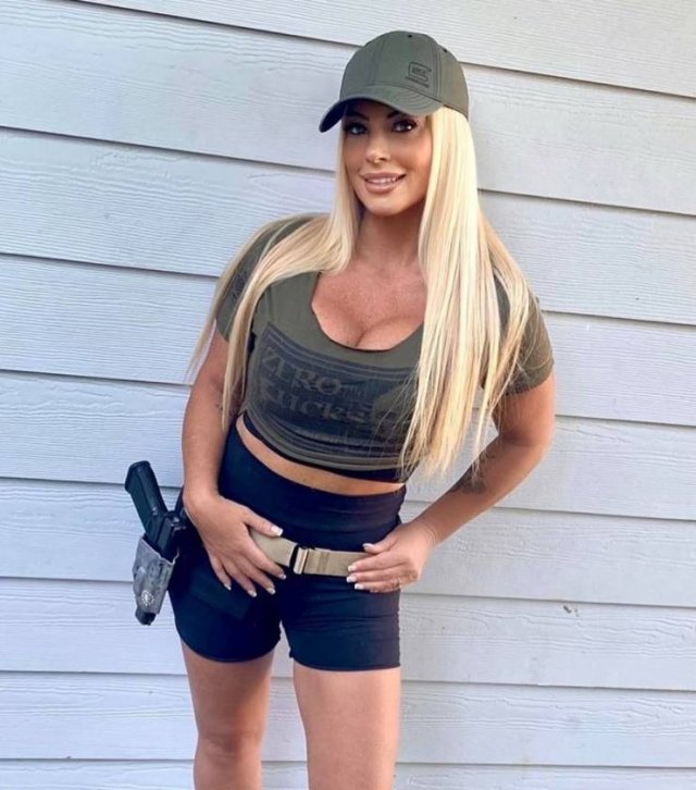Girls With Guns (58 pics)