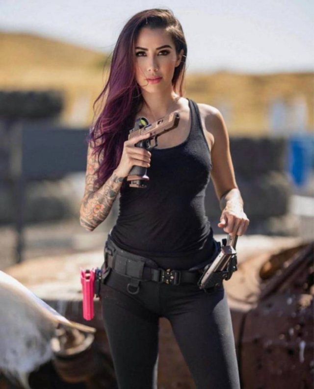 Girls With Guns (58 pics)