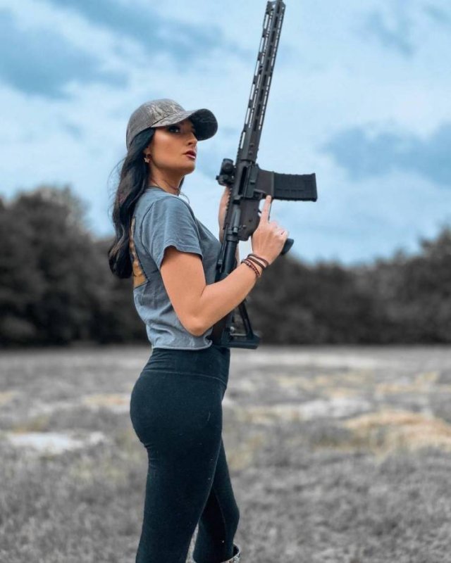 Girls With Guns (58 pics)