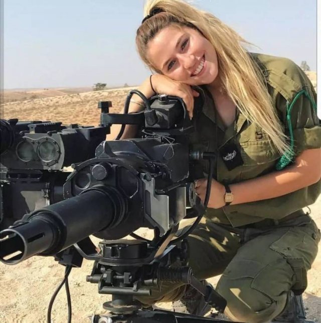 Girls With Guns (58 pics)