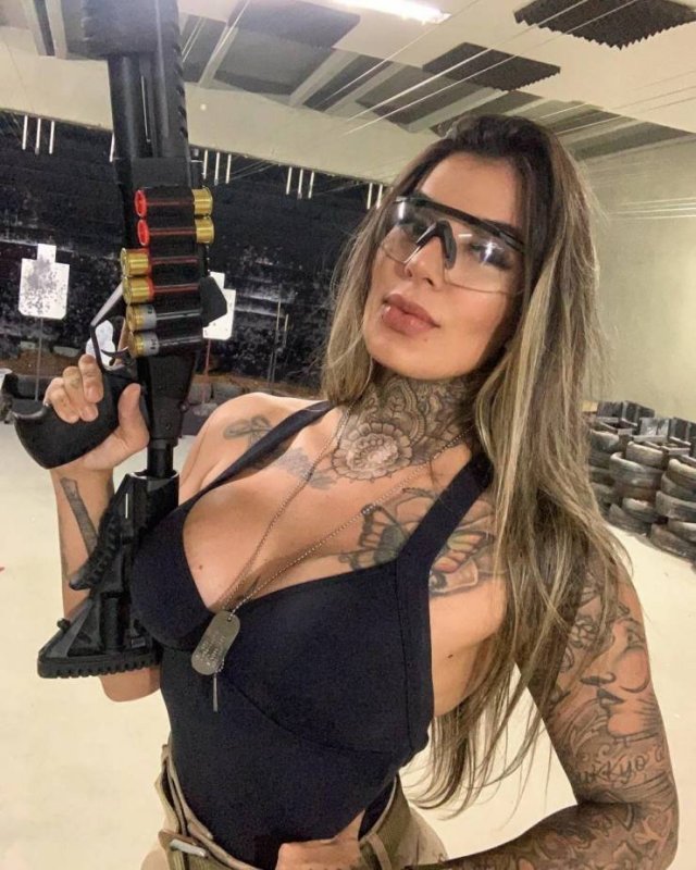 Girls With Guns (58 pics)