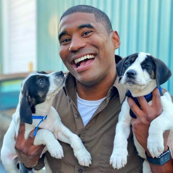 The Postman Who Loves Dogs Very Much (25 pics)