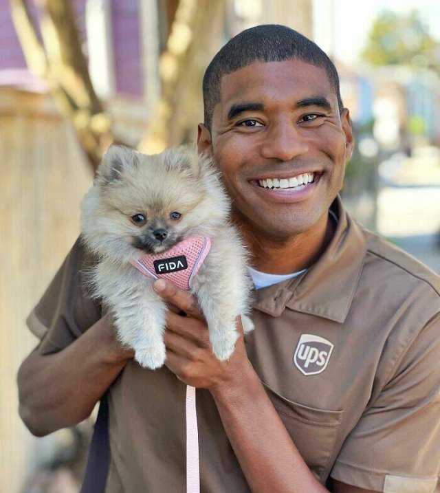 The Postman Who Loves Dogs Very Much (25 pics)