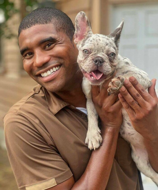 The Postman Who Loves Dogs Very Much (25 pics)
