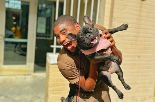 The Postman Who Loves Dogs Very Much (25 pics)