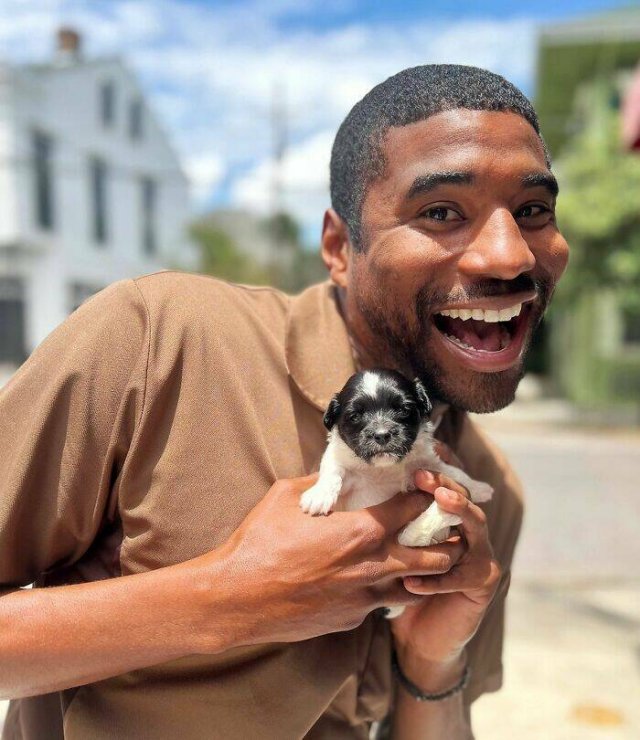The Postman Who Loves Dogs Very Much (25 pics)