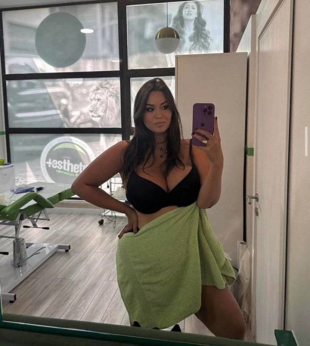 Busty Girls (49 pics)