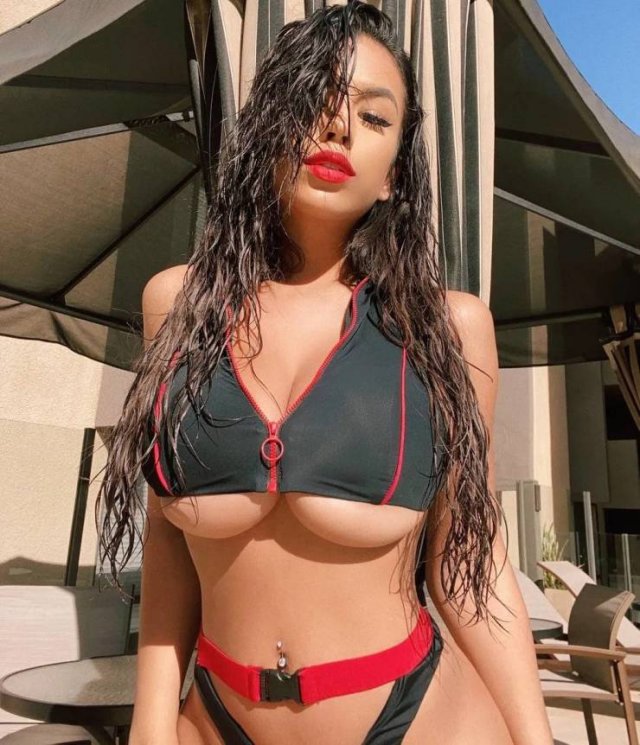 Busty Girls (49 pics)