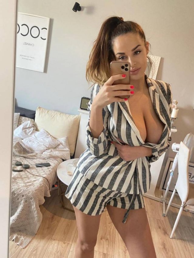 Busty Girls (49 pics)