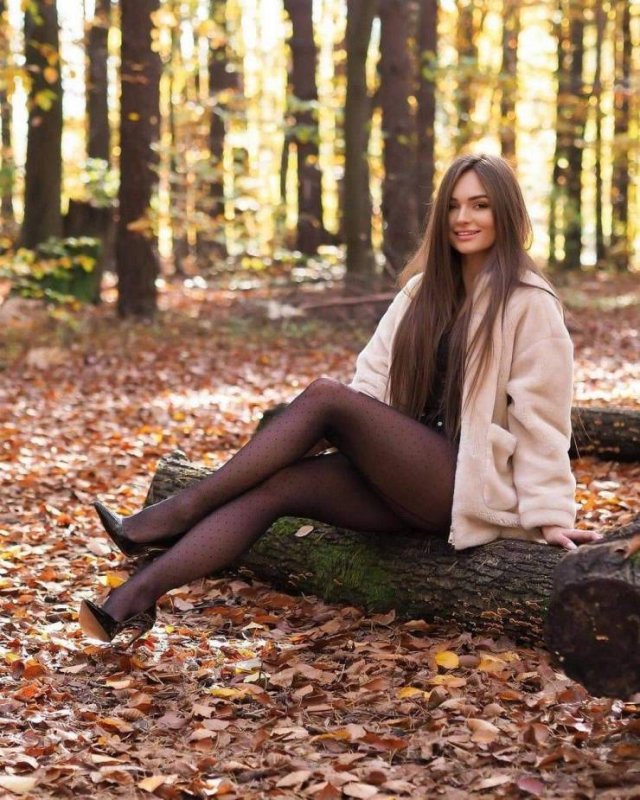Girls With Long Legs (33 pics)