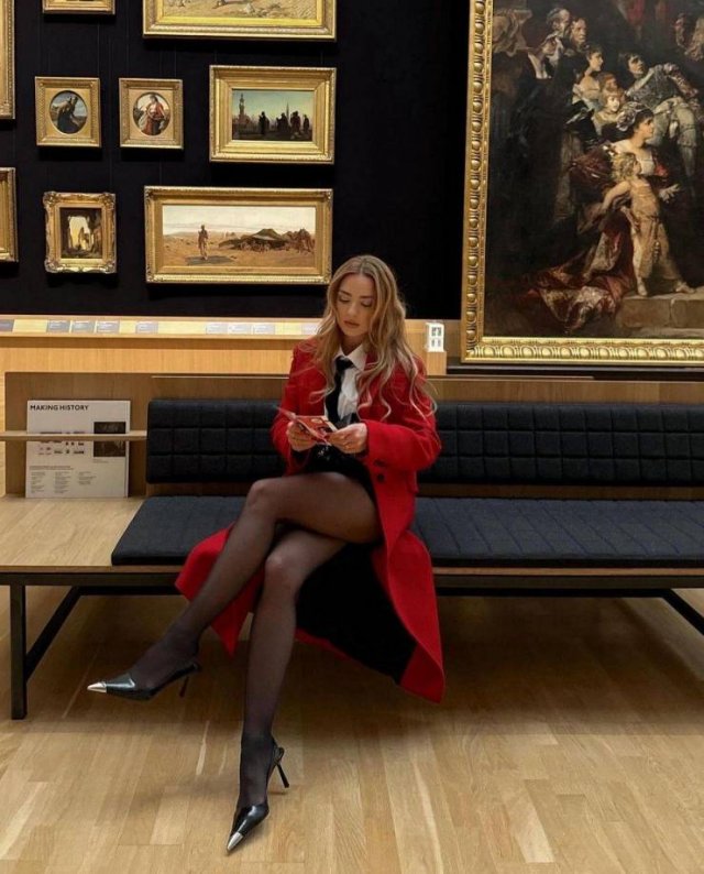 Girls With Long Legs (33 pics)