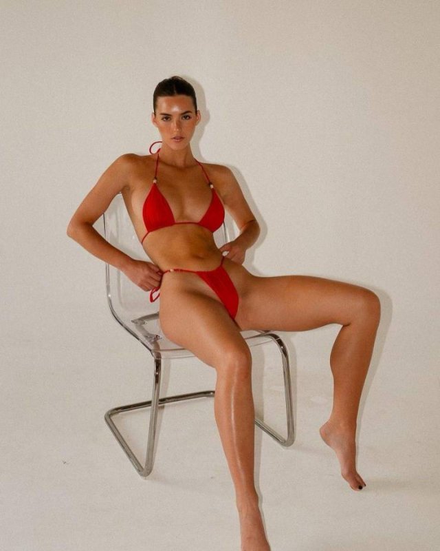 Girls With Long Legs (33 pics)