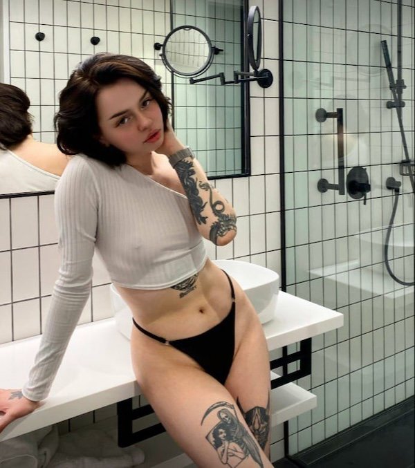 Braless Girls (35 pics)
