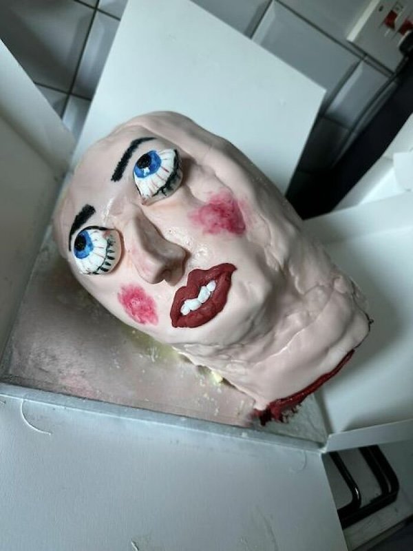 Unusual And Creepy Cakes (29 pics)