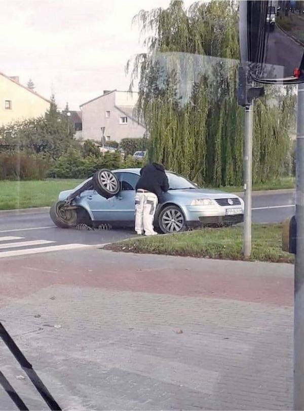 Odd Car Crashes (24 pics)
