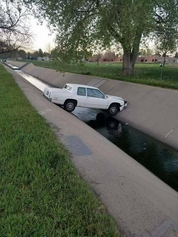 Odd Car Crashes (24 pics)