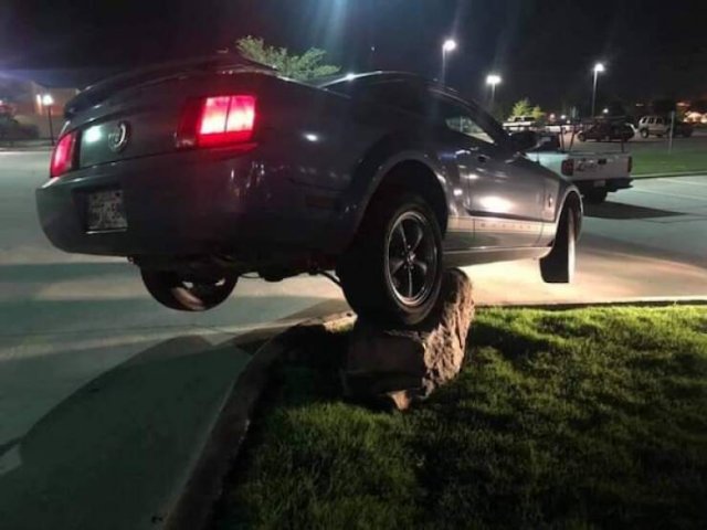Odd Car Crashes (24 pics)