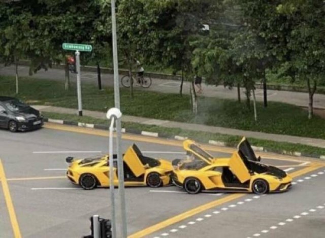 Odd Car Crashes (24 pics)