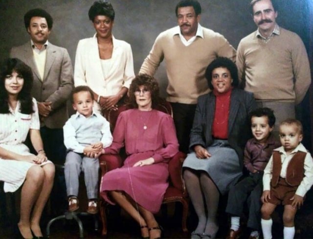 Awkward And Funny Family Photos (24 pics)