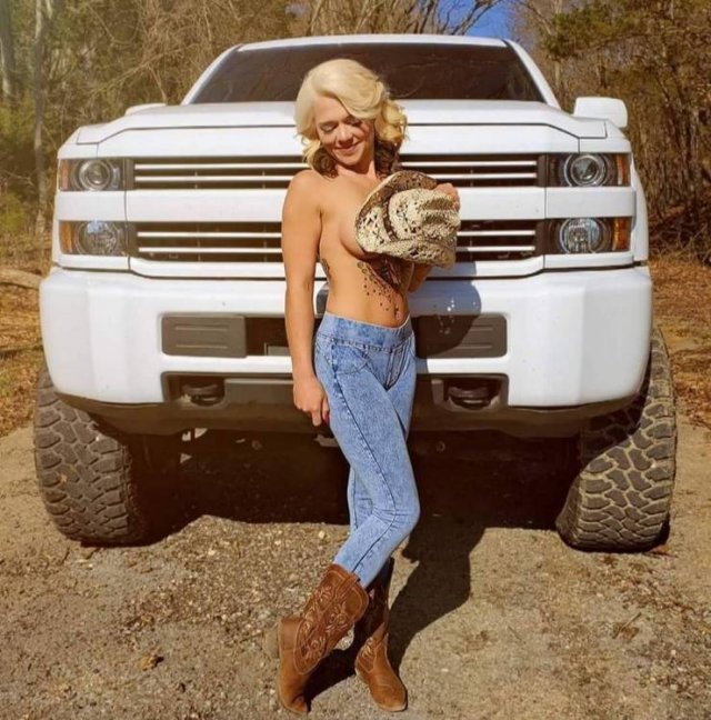 Girls With Handbras (30 pics)