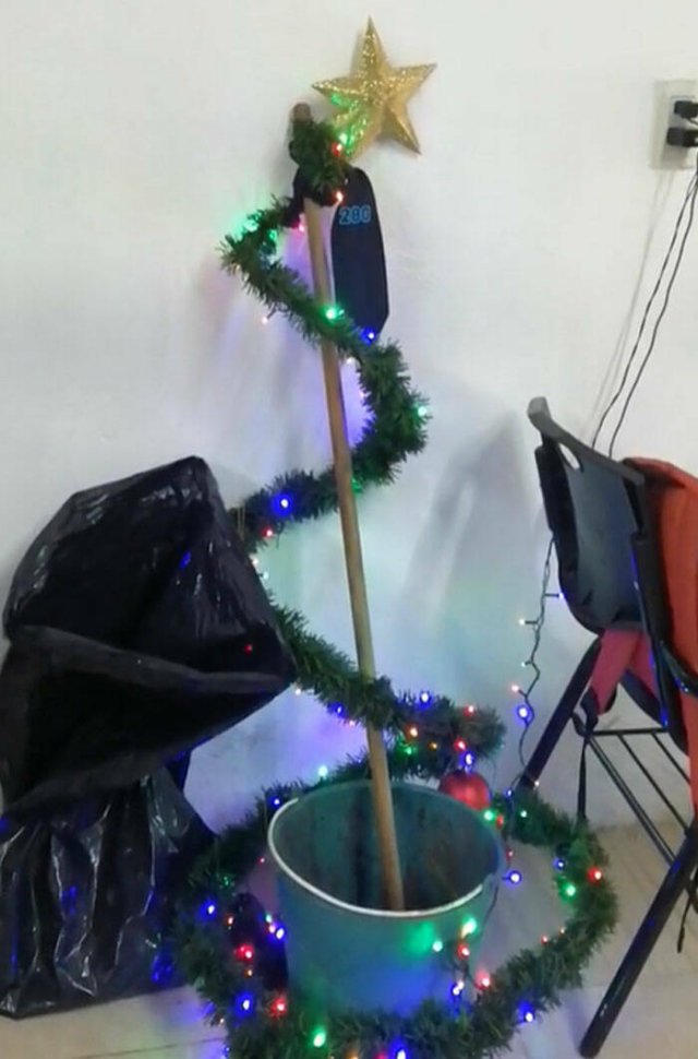 Failed Christmas Decorations (27 pics)