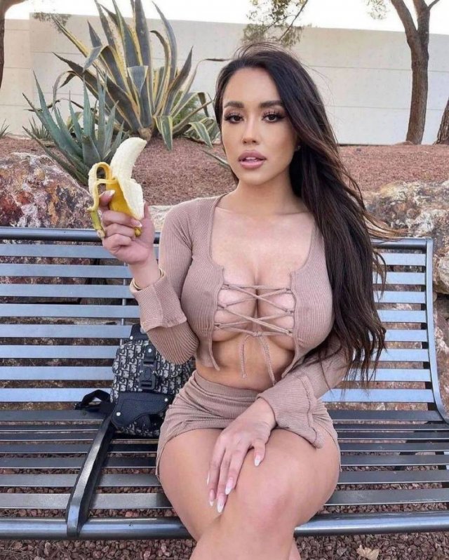 Braless Girls (37 pics)