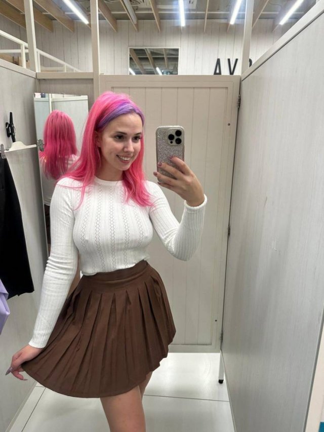Braless Girls (37 pics)