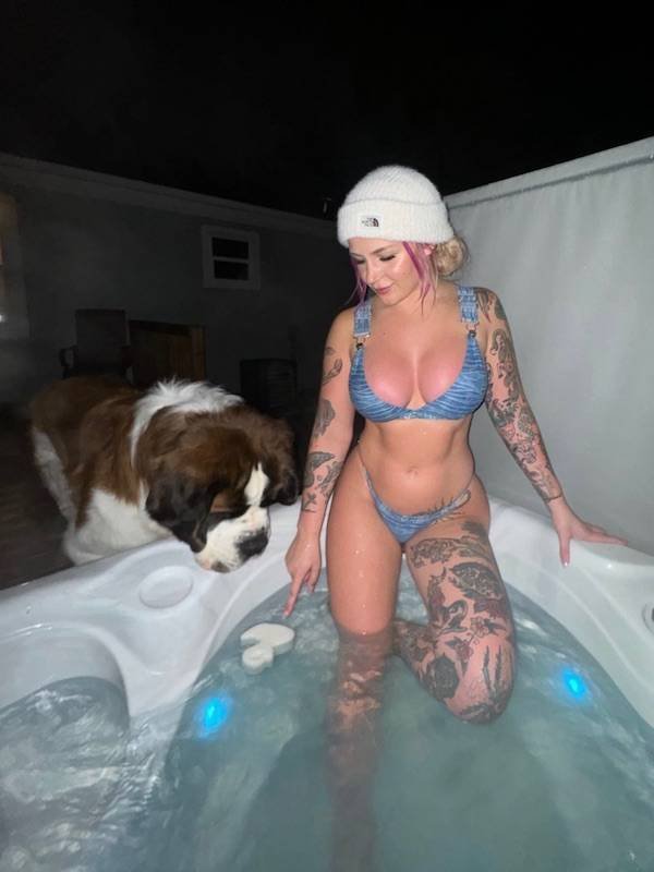 Girls In Bathrooms (23 pics)