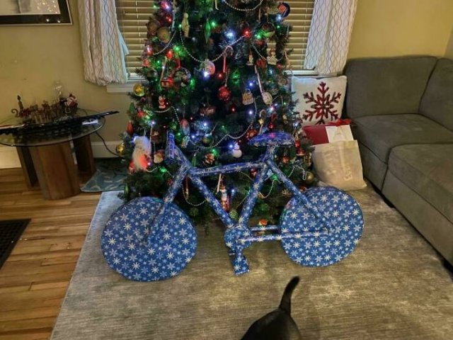 Strange Holiday Surprises (23 pics)