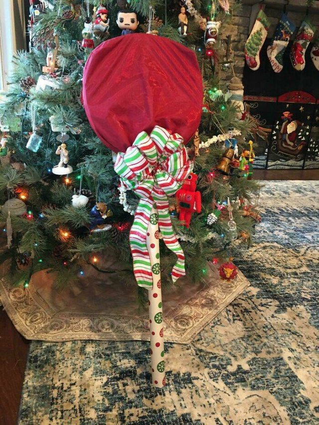 Strange Holiday Surprises (23 pics)