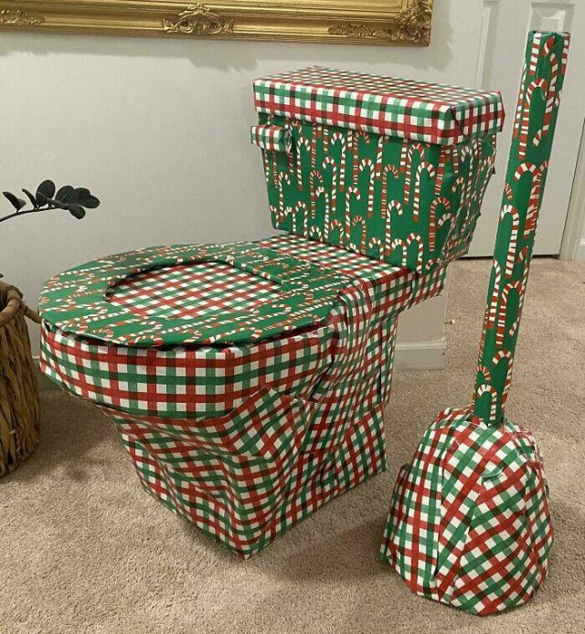 Strange Holiday Surprises (23 pics)