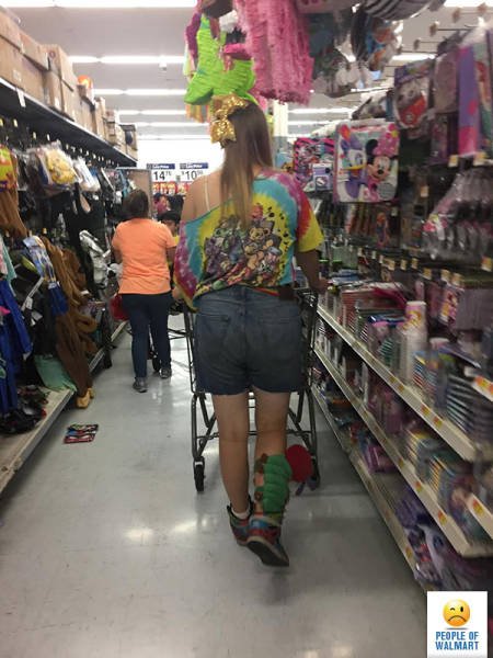 Odd People In Stores (41 pics)