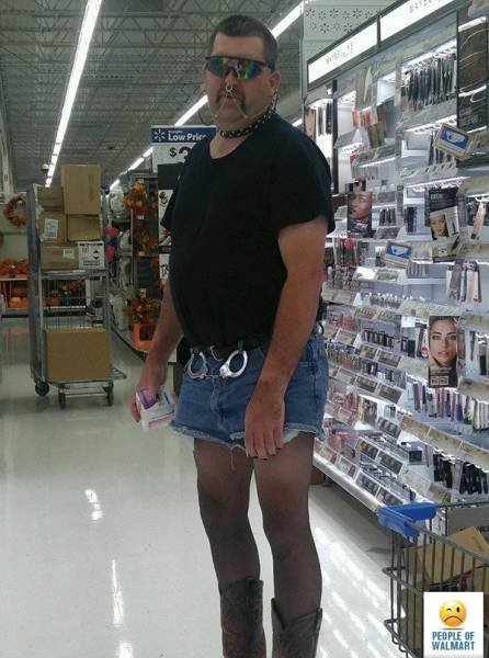 Odd People In Stores (41 pics)