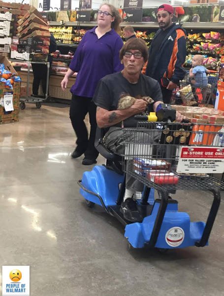 Odd People In Stores (41 pics)