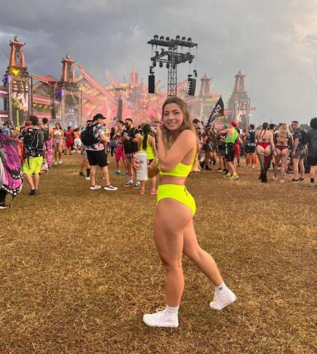Girls At Music Festivals (38 pics)