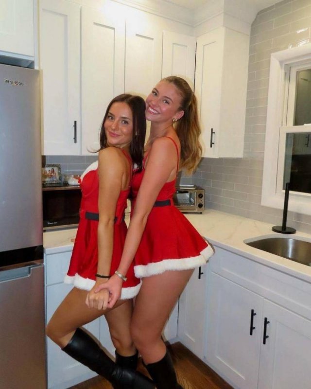 Holiday Girls (42 pics)