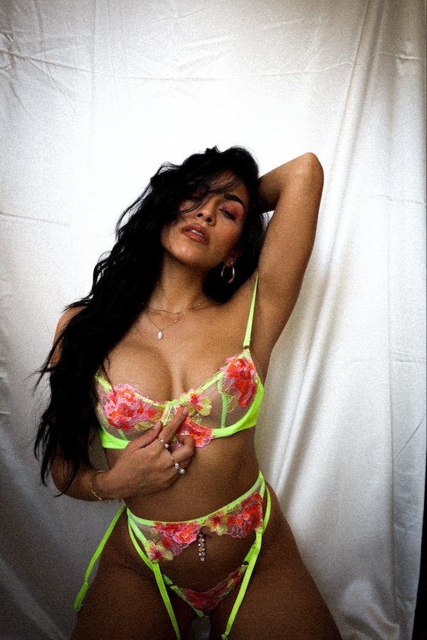 Hot Girls (34 pics)