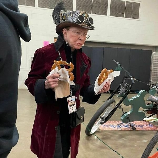 What Happens At Car Shows? (35 pics)