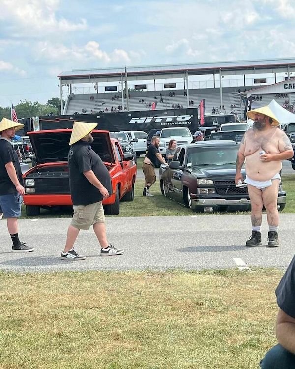 What Happens At Car Shows? (35 pics)
