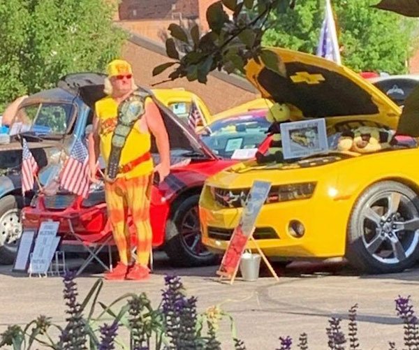 What Happens At Car Shows? (35 pics)
