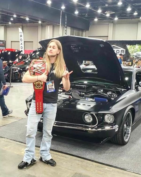 What Happens At Car Shows? (35 pics)