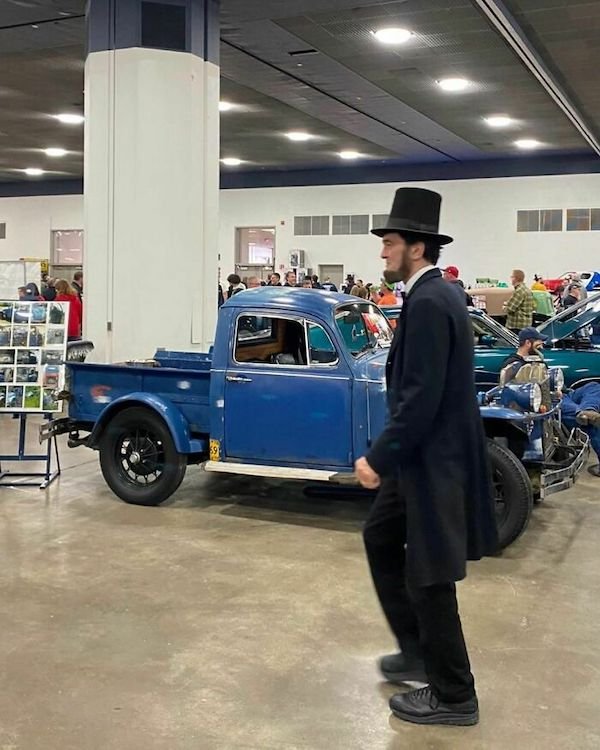 What Happens At Car Shows? (35 pics)