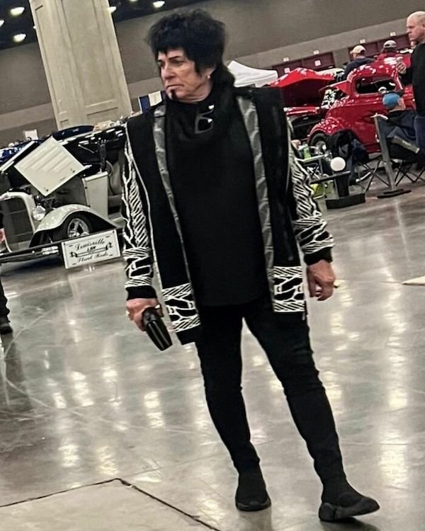 What Happens At Car Shows? (35 pics)