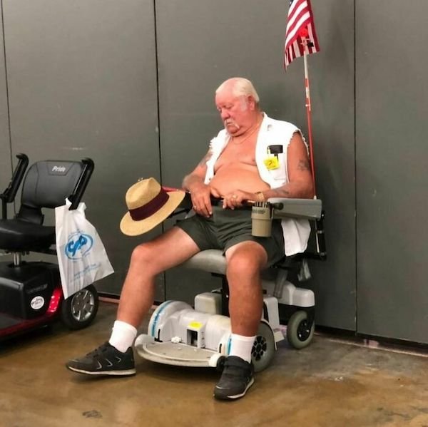 What Happens At Car Shows? (35 pics)