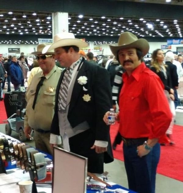 What Happens At Car Shows? (35 pics)