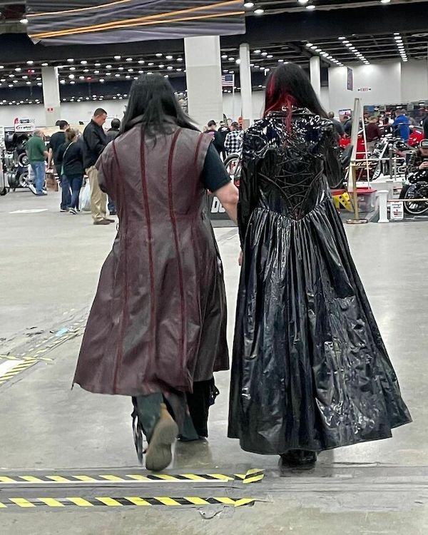 What Happens At Car Shows? (35 pics)