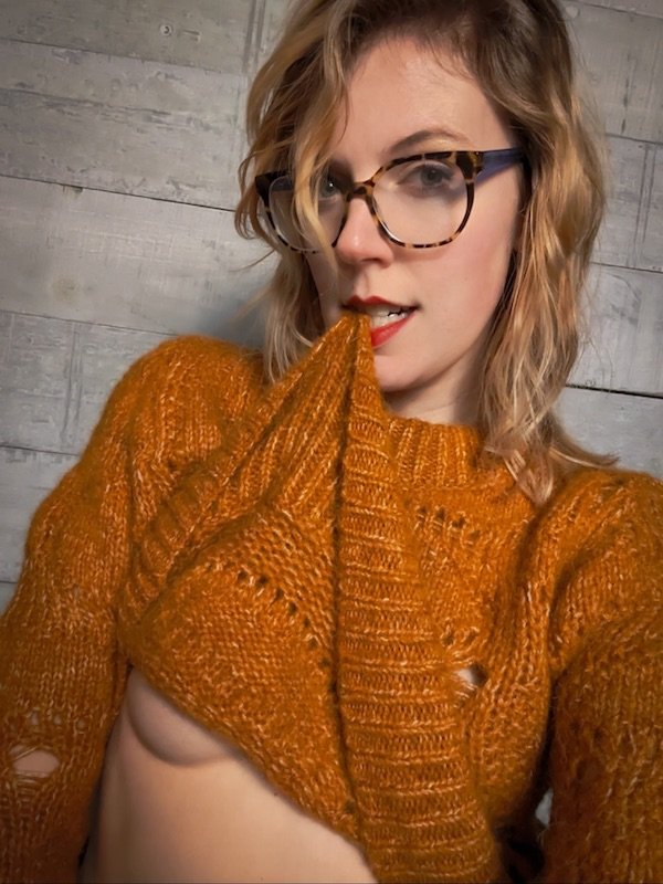 Busty Girls (27 pics)