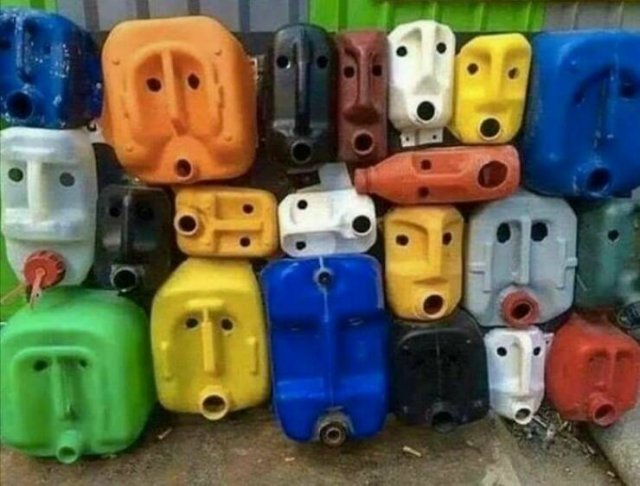 What Is Going On Here? (21 pics)