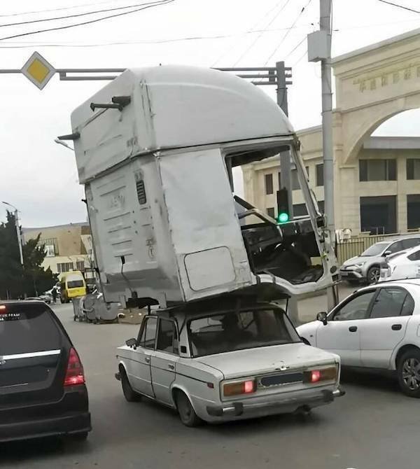 What Is Going On Here? (21 pics)