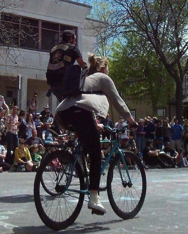 What Is Going On Here? (21 pics)